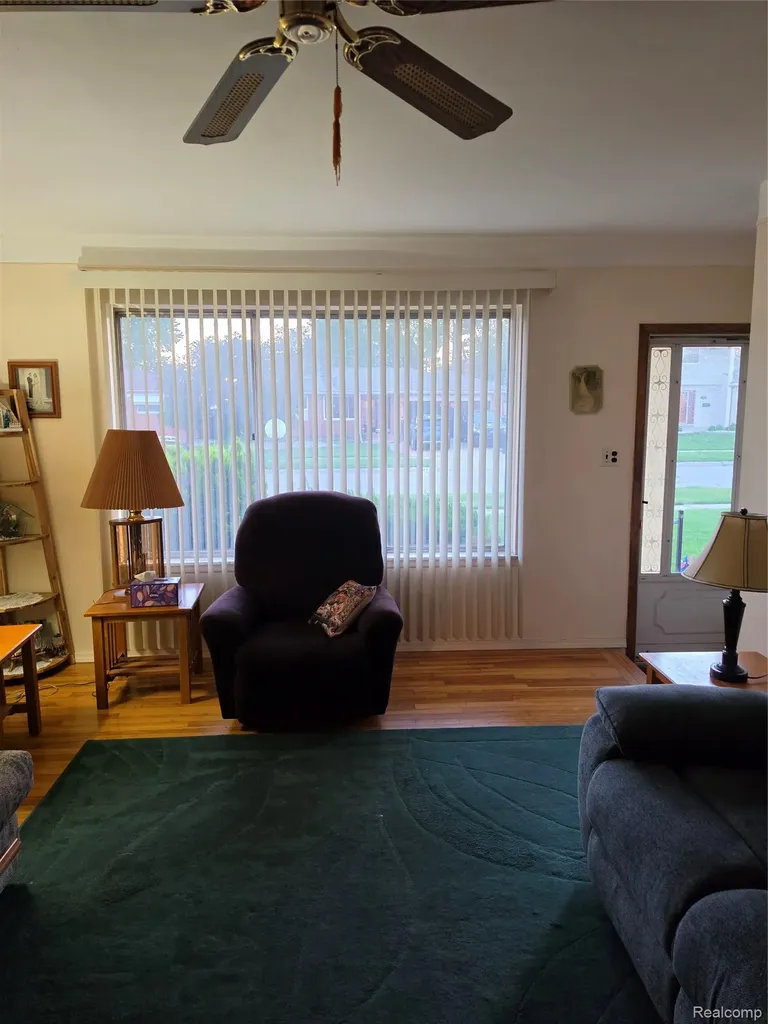 27882 Sutherland Drive Warren City MI 48088