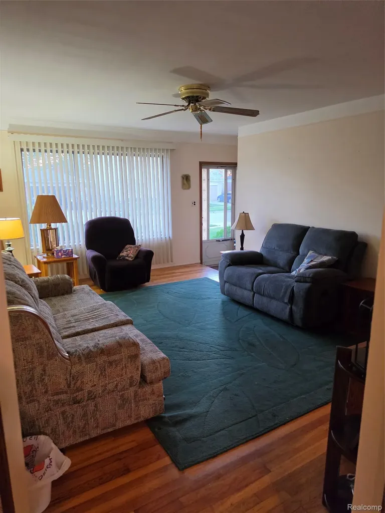 27882 Sutherland Drive Warren City MI 48088