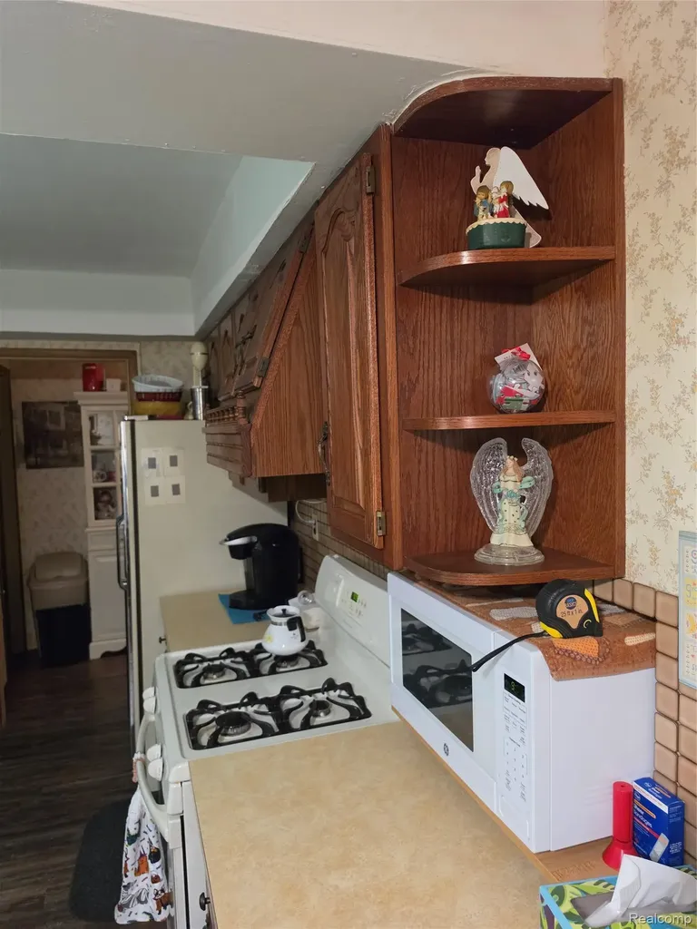 27882 Sutherland Drive Warren City MI 48088