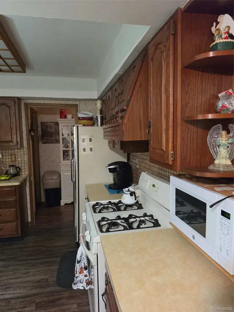 27882 Sutherland Drive Warren City MI 48088