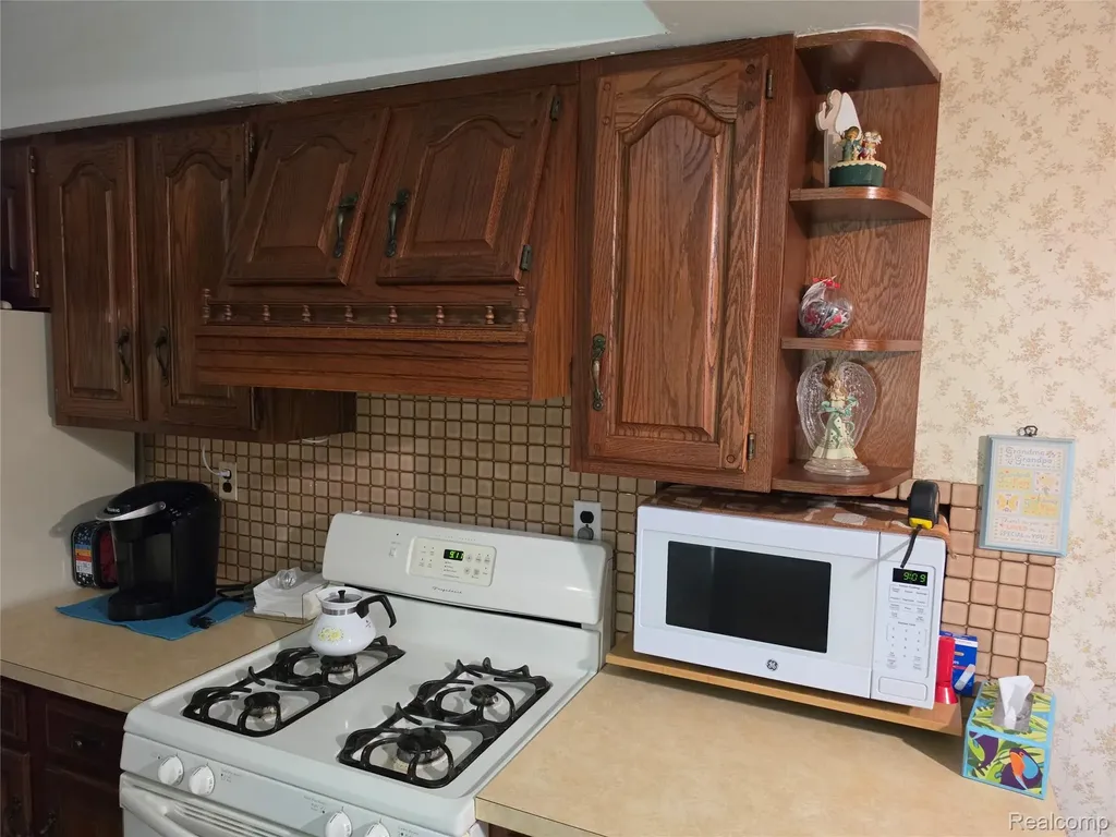 27882 Sutherland Drive Warren City MI 48088