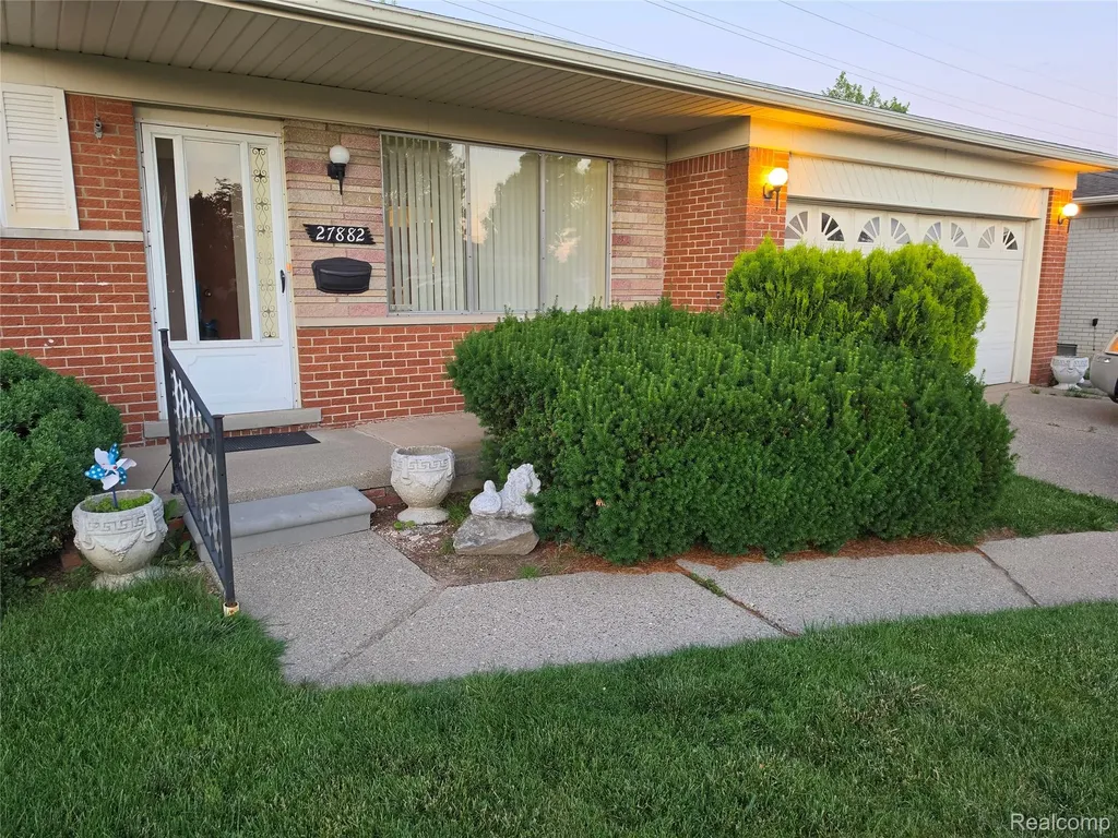 27882 Sutherland Drive Warren City MI 48088