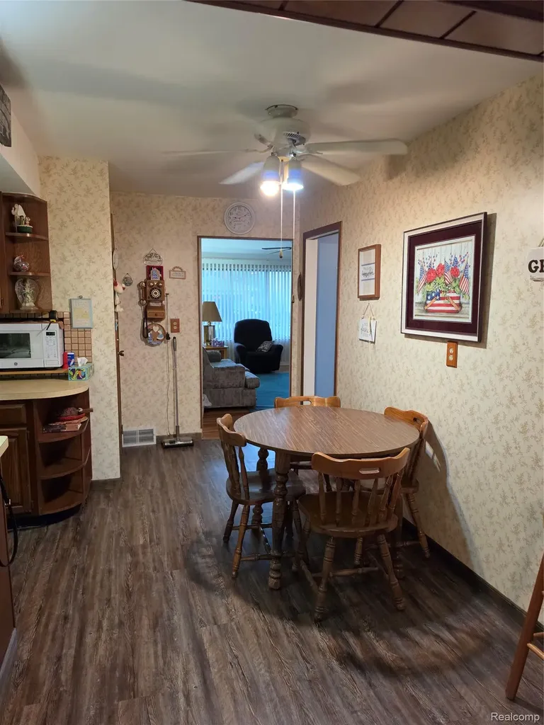 27882 Sutherland Drive Warren City MI 48088