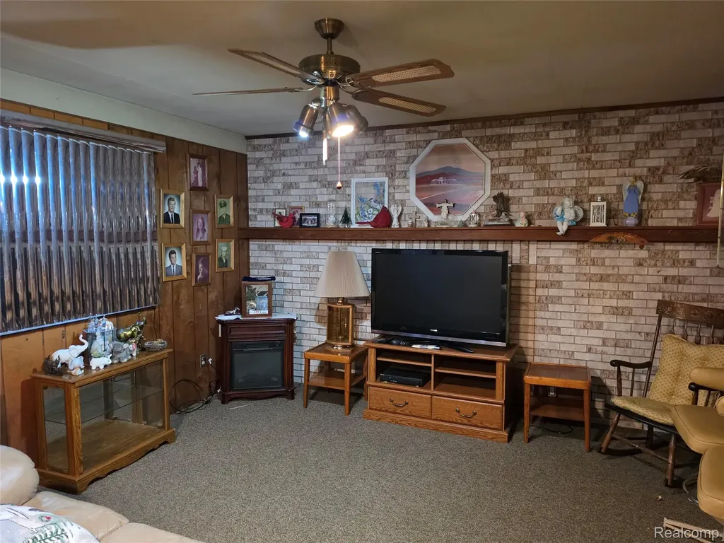 27882 Sutherland Drive Warren City MI 48088