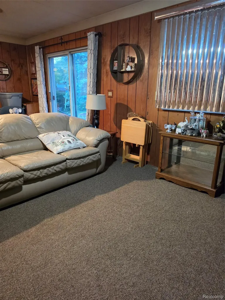 27882 Sutherland Drive Warren City MI 48088