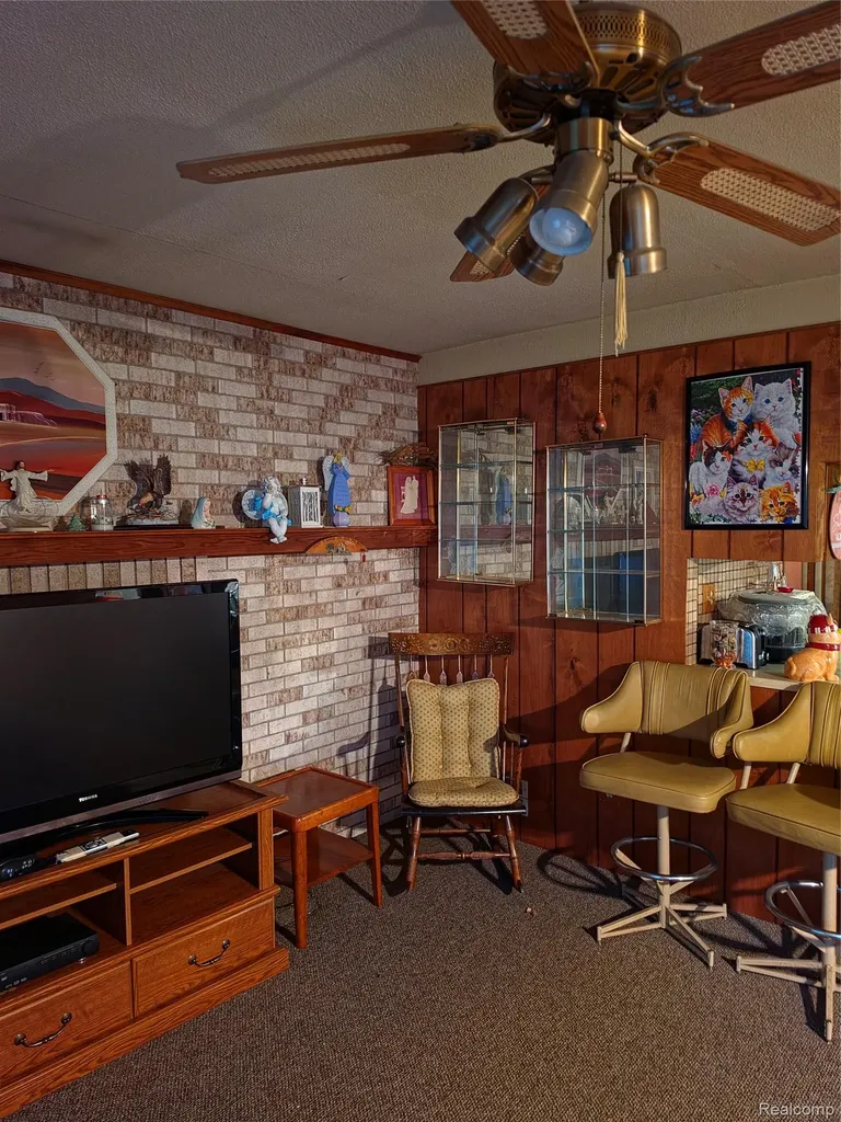 27882 Sutherland Drive Warren City MI 48088