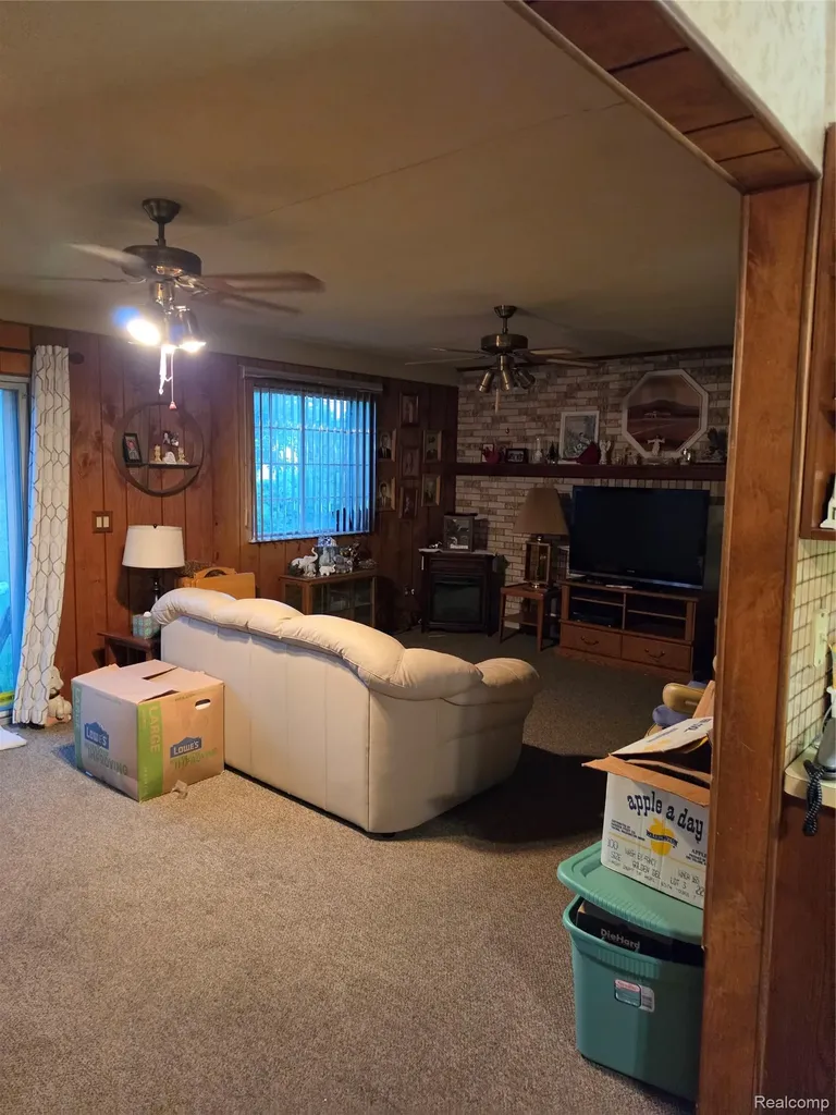 27882 Sutherland Drive Warren City MI 48088
