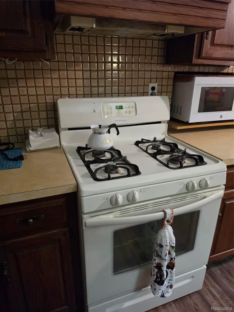 27882 Sutherland Drive Warren City MI 48088