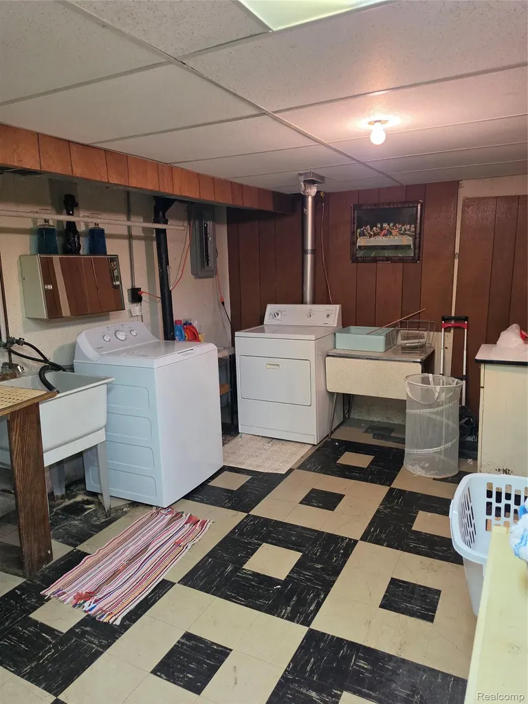 27882 Sutherland Drive Warren City MI 48088