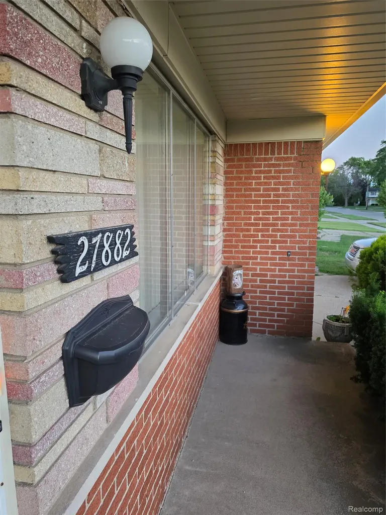 27882 Sutherland Drive Warren City MI 48088