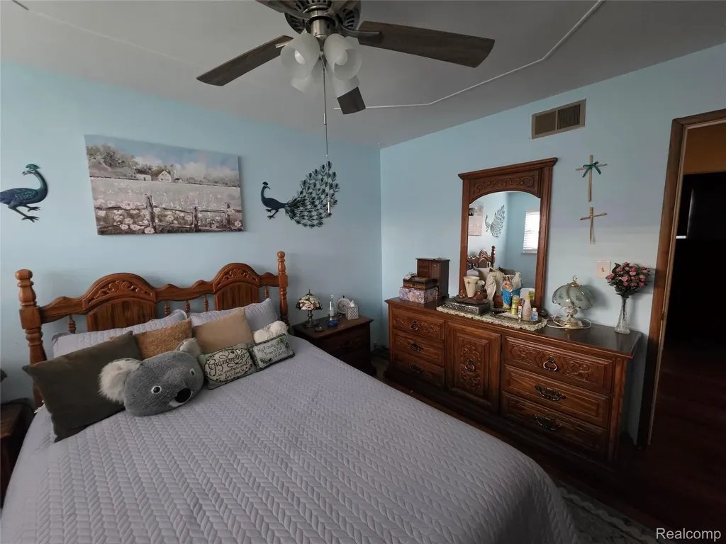 27882 Sutherland Drive Warren City MI 48088