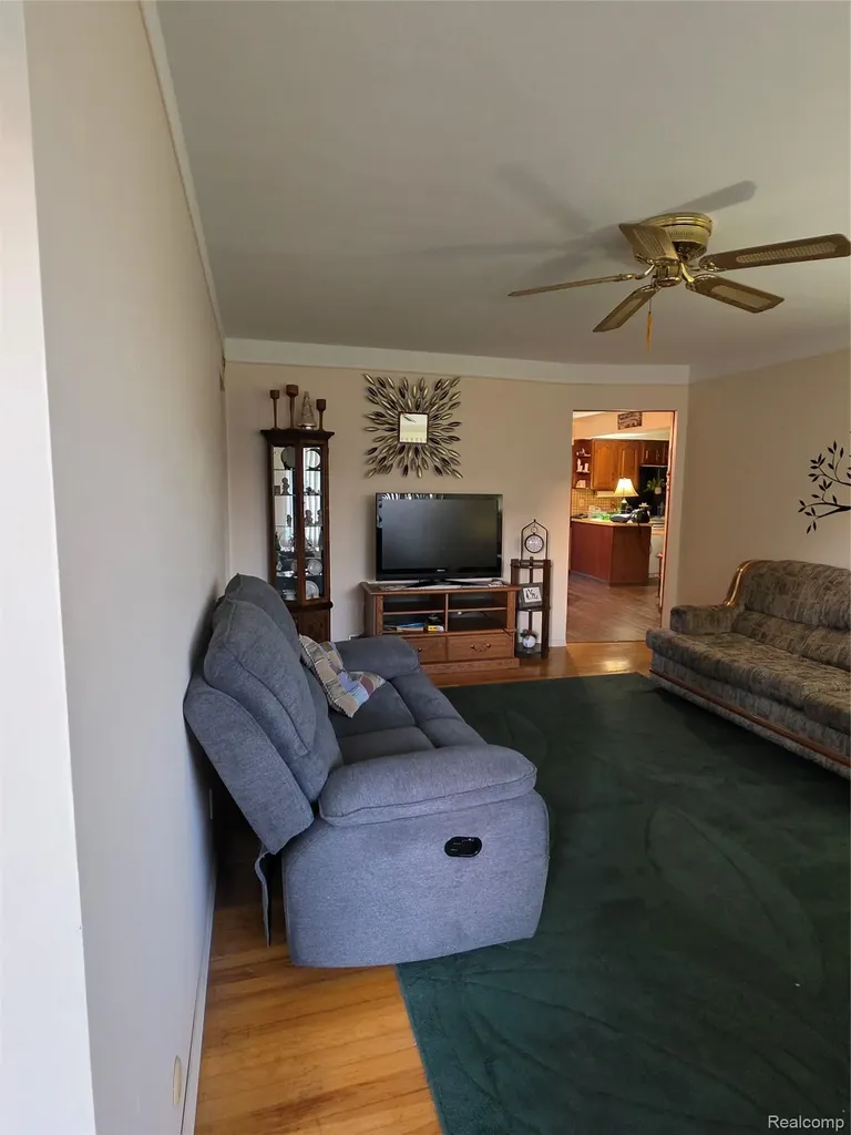 27882 Sutherland Drive Warren City MI 48088