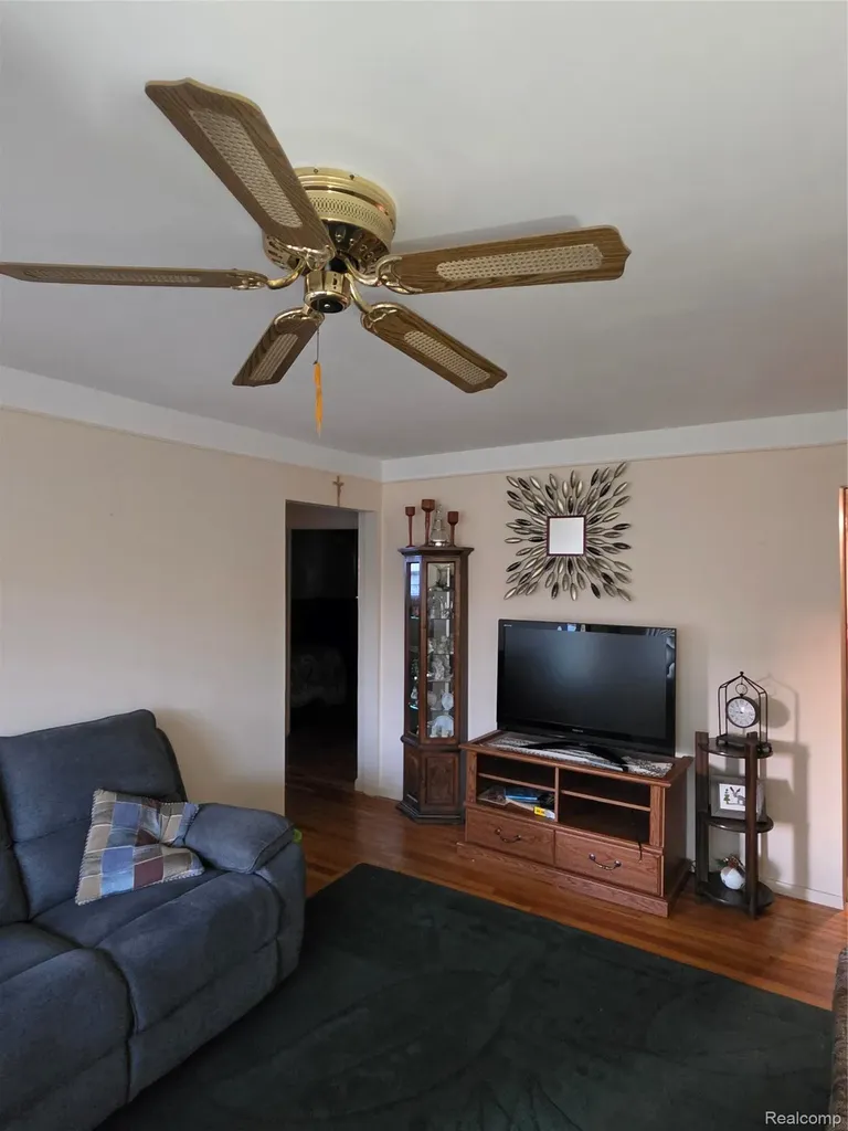 27882 Sutherland Drive Warren City MI 48088