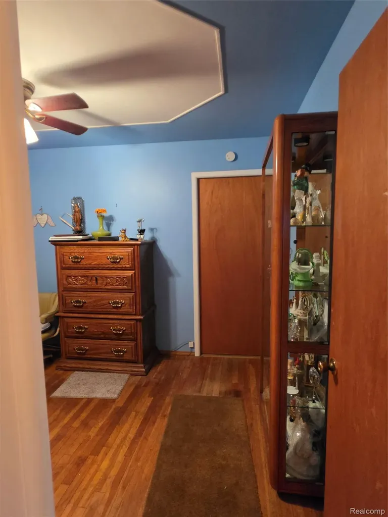 27882 Sutherland Drive Warren City MI 48088