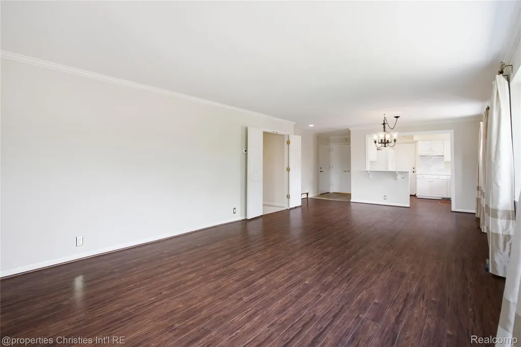 450 Oak Avenue Birmingham City MI 48009