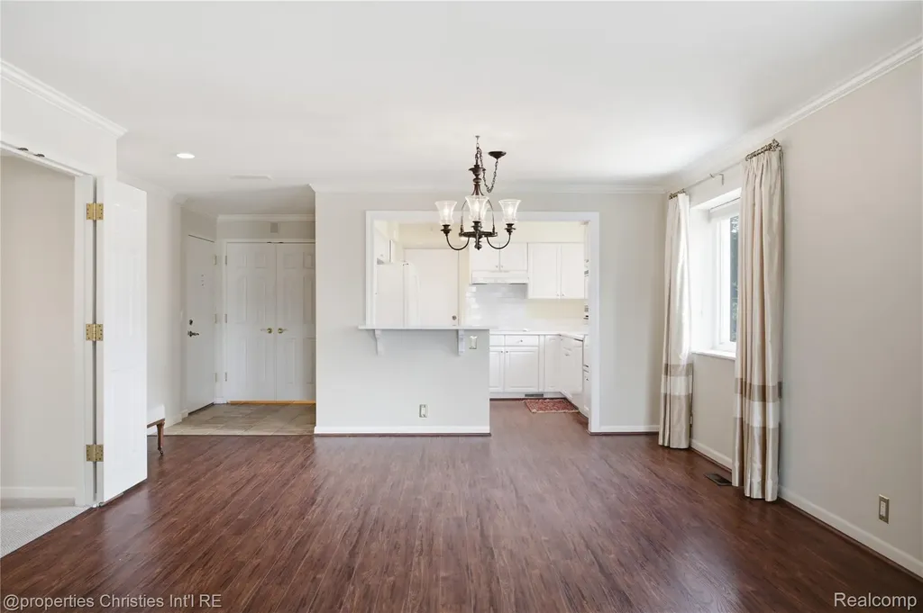 450 Oak Avenue Birmingham City MI 48009
