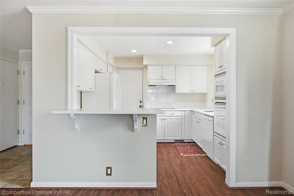 450 Oak Avenue Birmingham City MI 48009