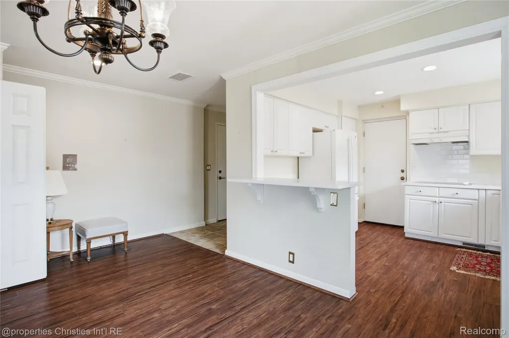 450 Oak Avenue Birmingham City MI 48009