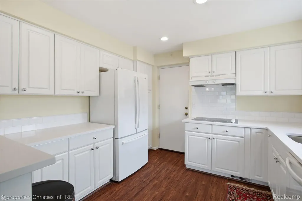 450 Oak Avenue Birmingham City MI 48009