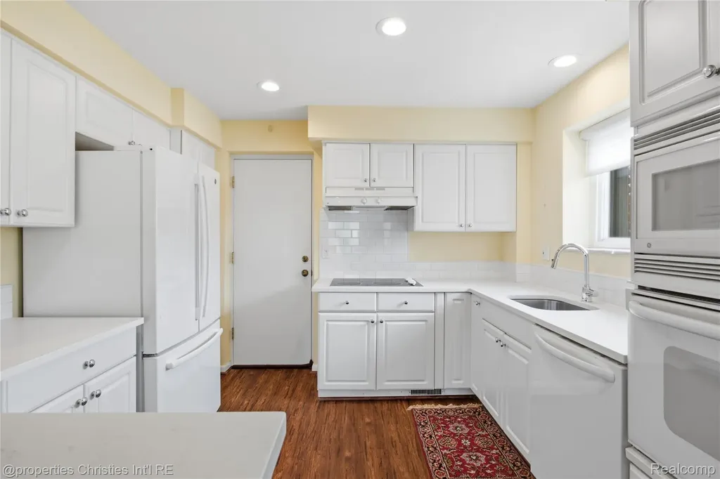 450 Oak Avenue Birmingham City MI 48009