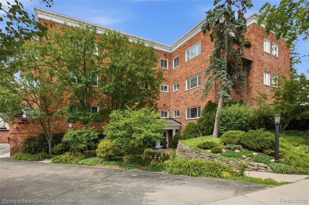 450 Oak Avenue Birmingham City MI 48009