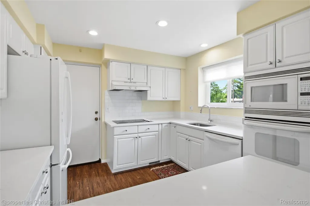 450 Oak Avenue Birmingham City MI 48009
