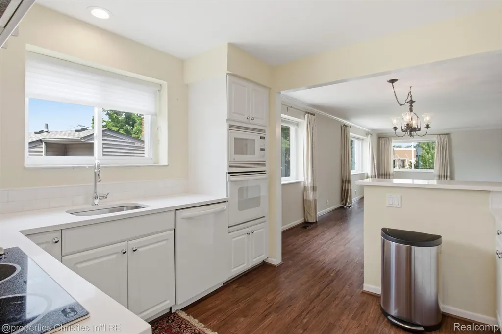 450 Oak Avenue Birmingham City MI 48009