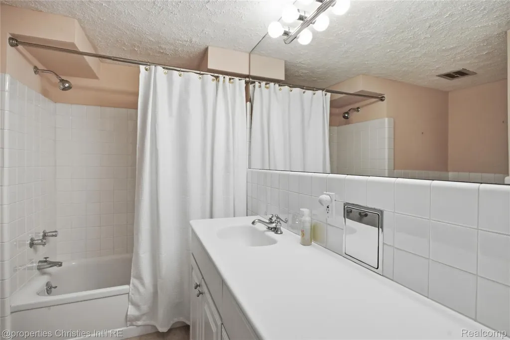 450 Oak Avenue Birmingham City MI 48009