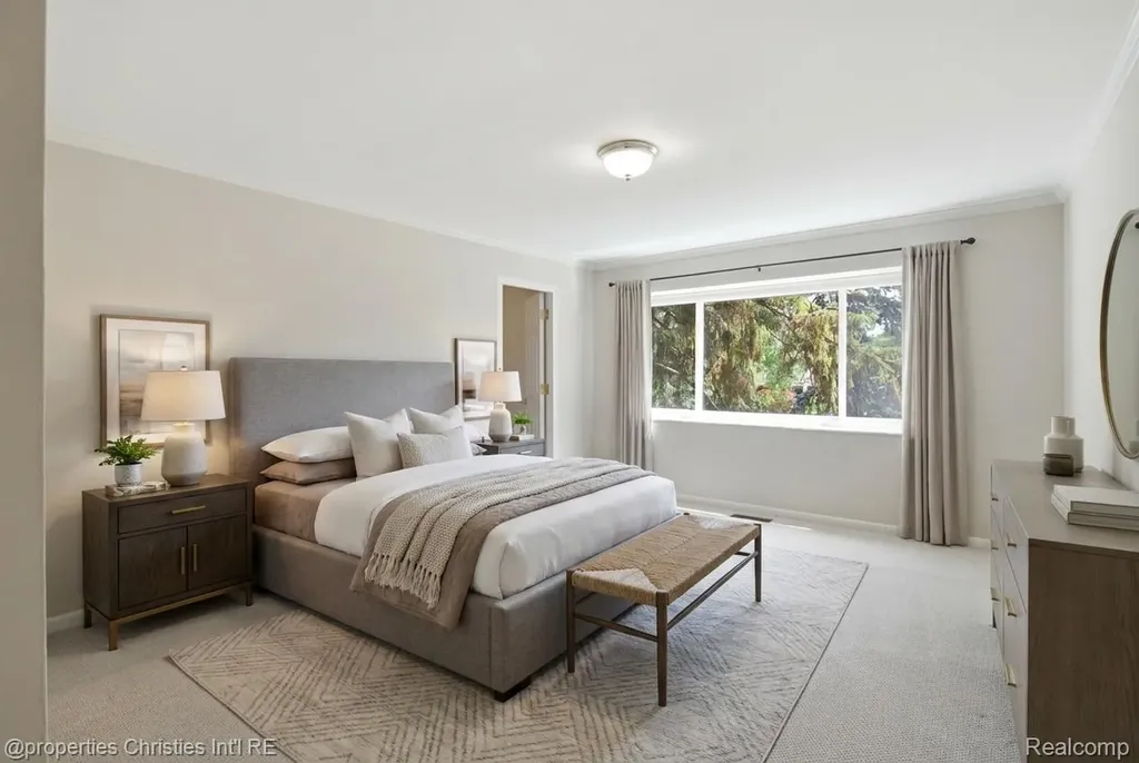 450 Oak Avenue Birmingham City MI 48009