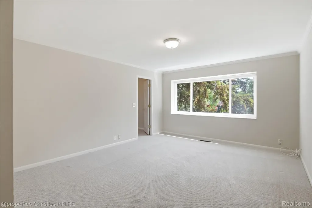 450 Oak Avenue Birmingham City MI 48009