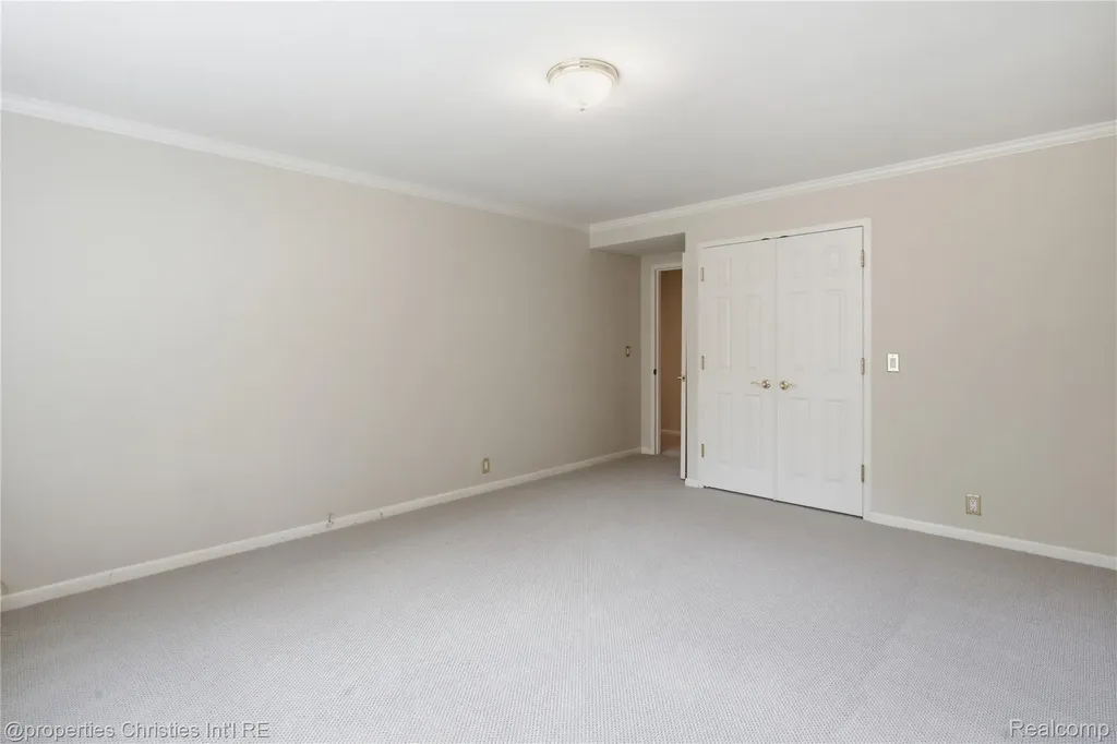 450 Oak Avenue Birmingham City MI 48009