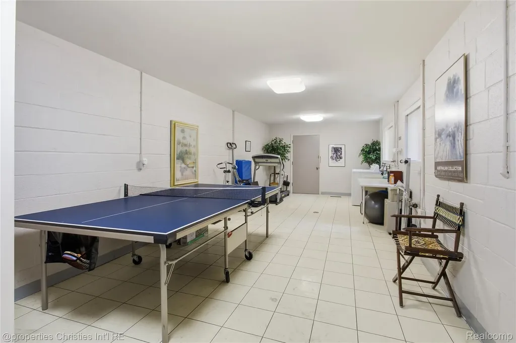 450 Oak Avenue Birmingham City MI 48009