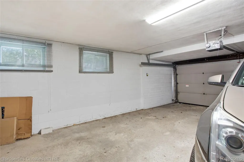 450 Oak Avenue Birmingham City MI 48009