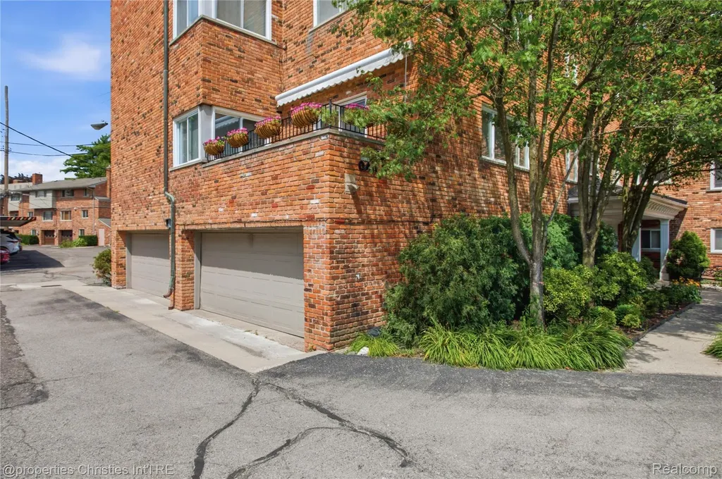 450 Oak Avenue Birmingham City MI 48009