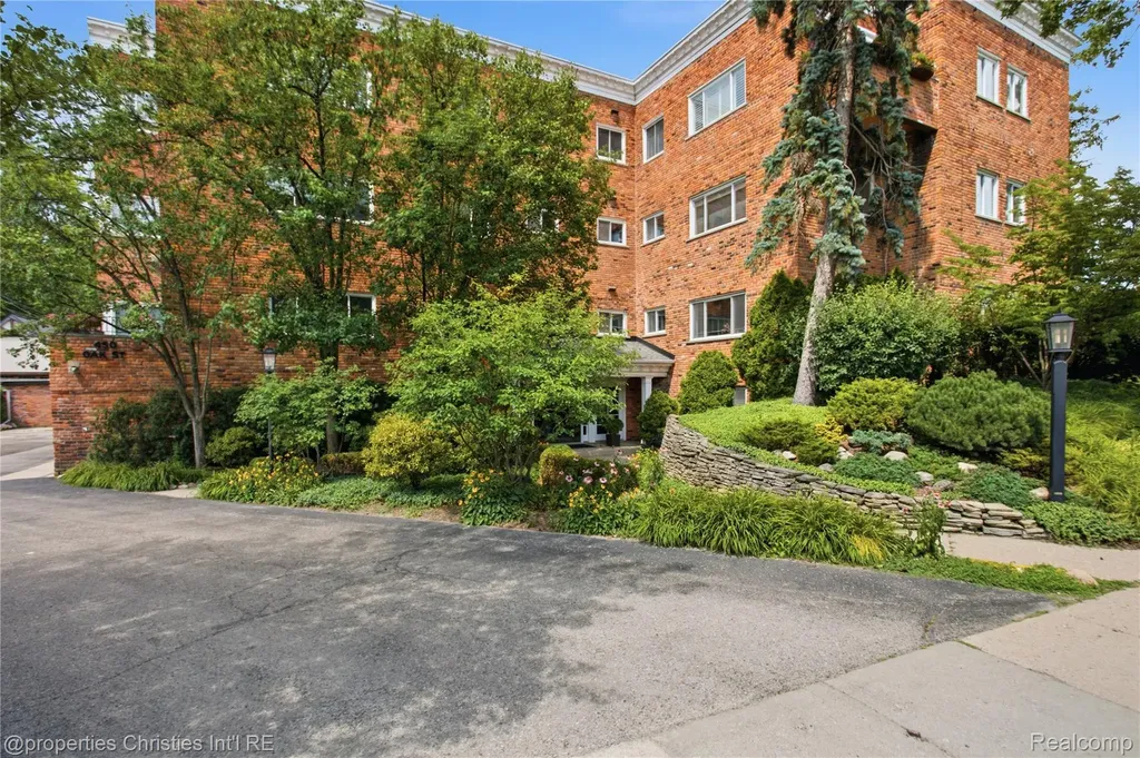 450 Oak Avenue Birmingham City MI 48009