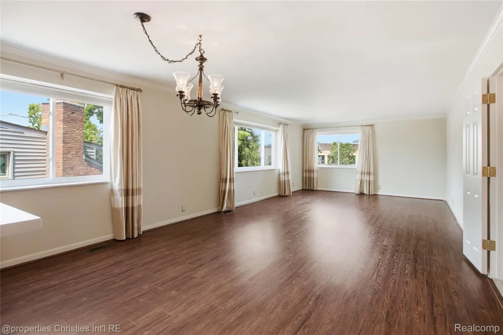 450 Oak Avenue Birmingham City MI 48009