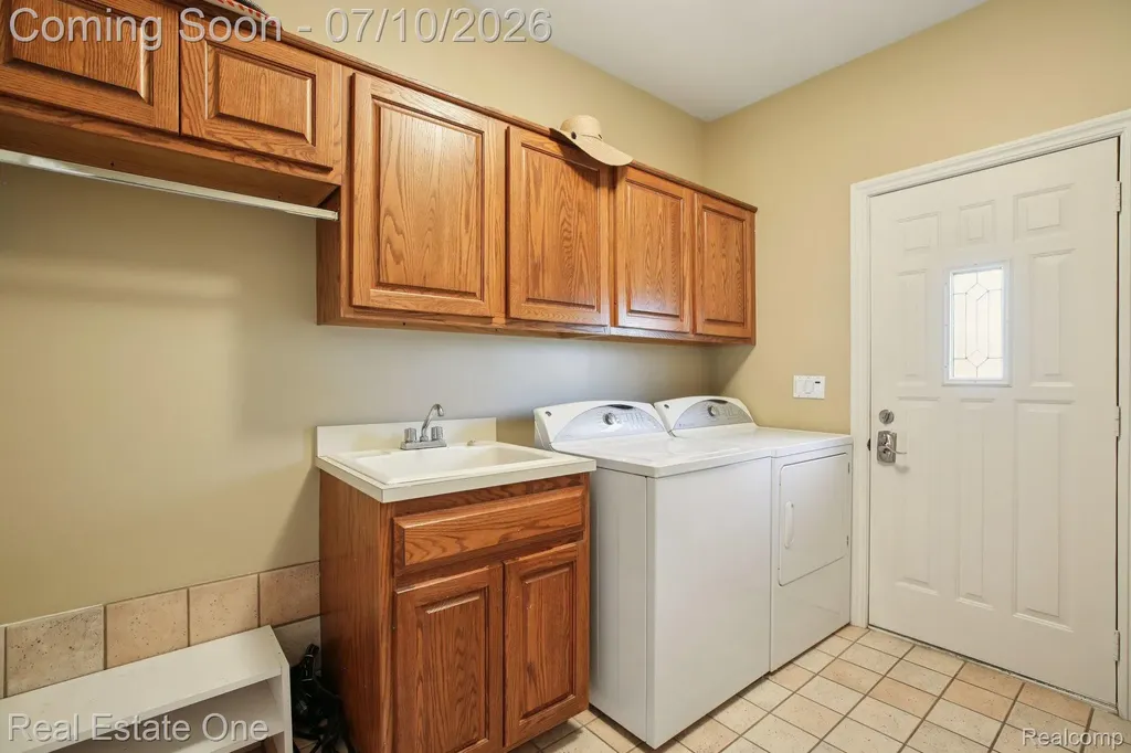 1642 Stony Creek Drive Rochester City MI 48307