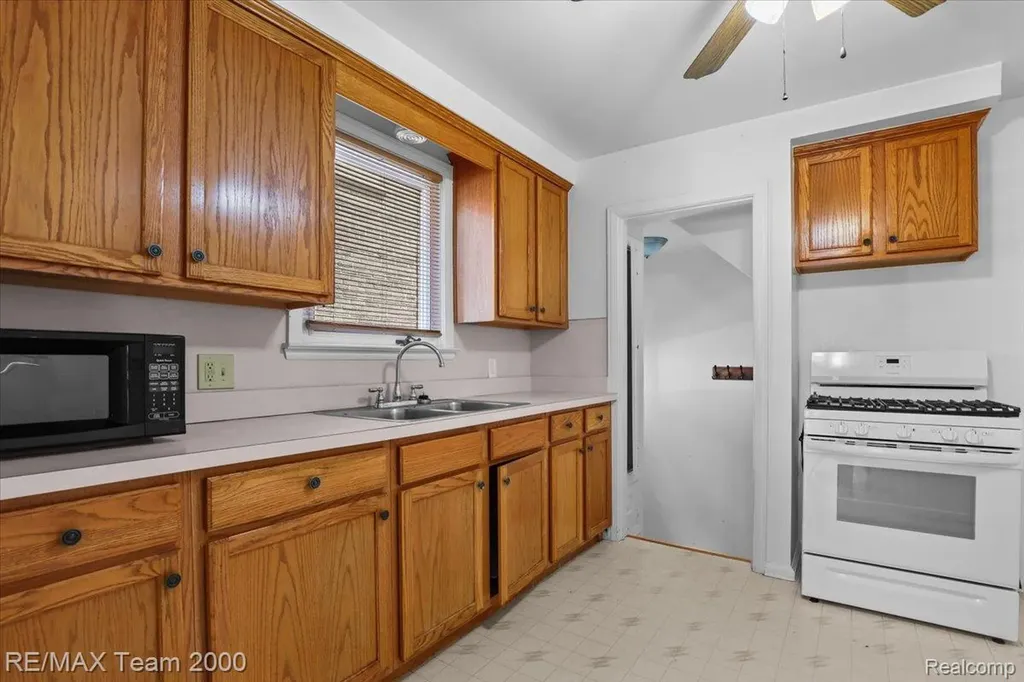 22941 Wilson Avenue Dearborn City MI 48128