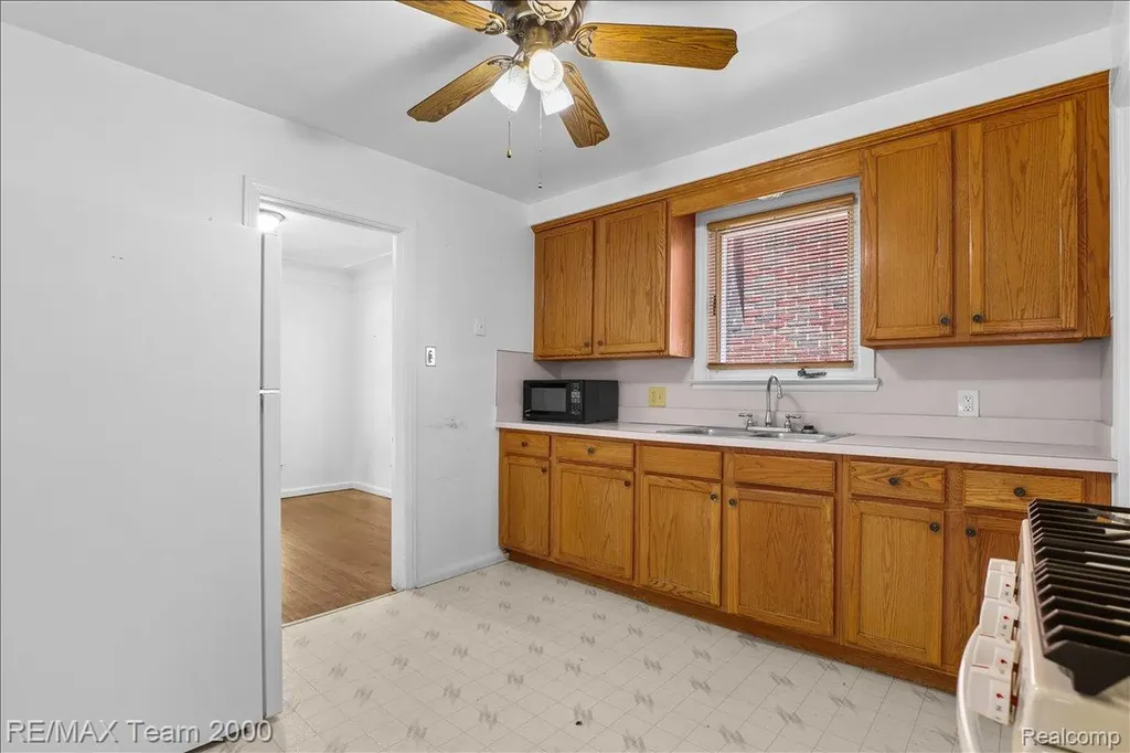 22941 Wilson Avenue Dearborn City MI 48128