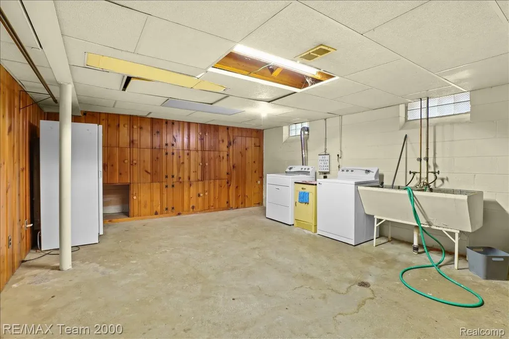 22941 Wilson Avenue Dearborn City MI 48128