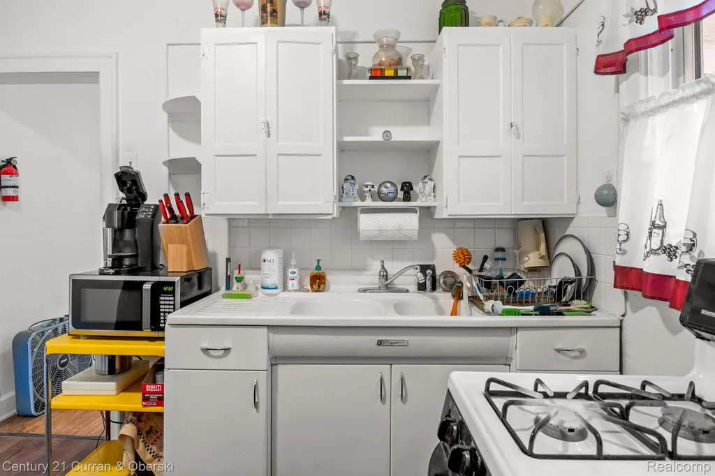 1205 Garfield Avenue Lincoln Park City MI 48146