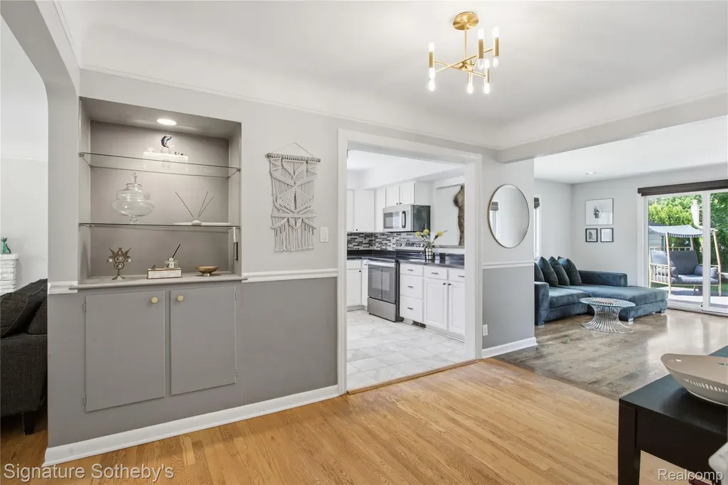 16908 Dunblaine Avenue Beverly Hills Village MI 48025
