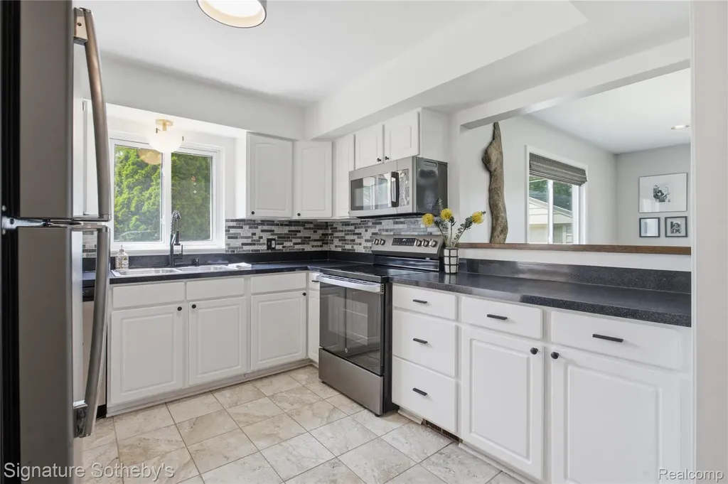16908 Dunblaine Avenue Beverly Hills Village MI 48025