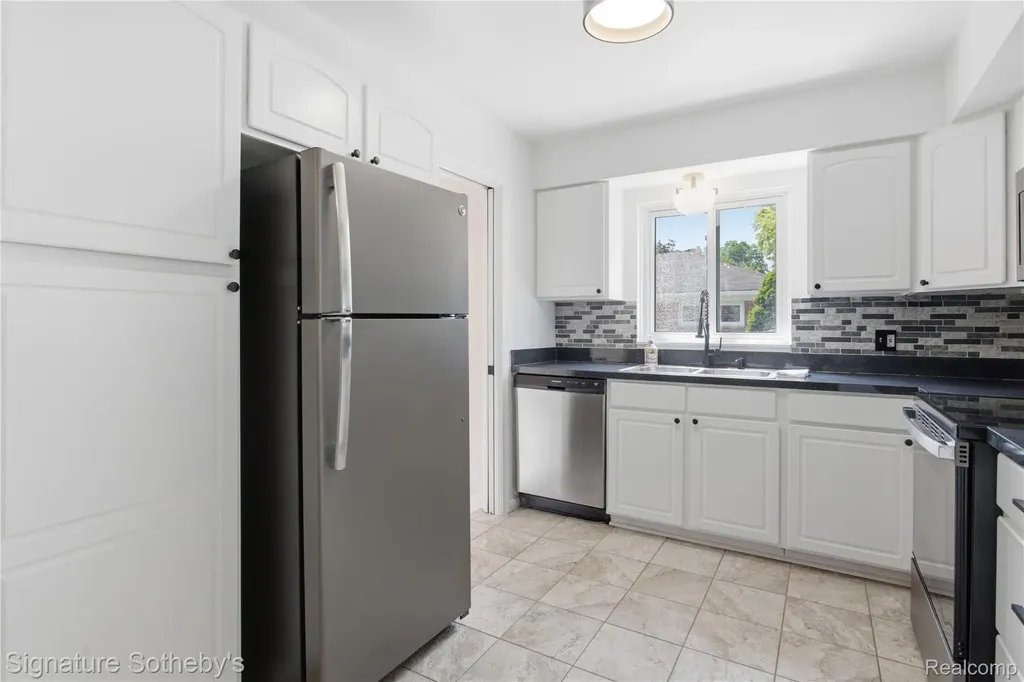 16908 Dunblaine Avenue Beverly Hills Village MI 48025