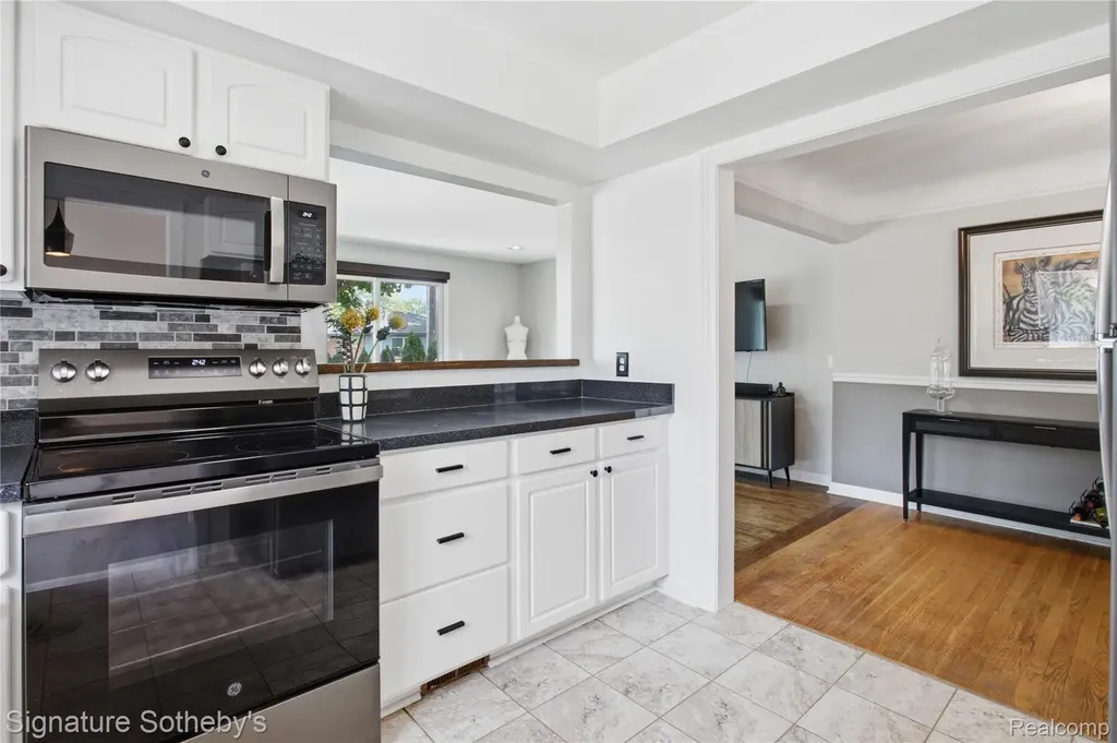 16908 Dunblaine Avenue Beverly Hills Village MI 48025