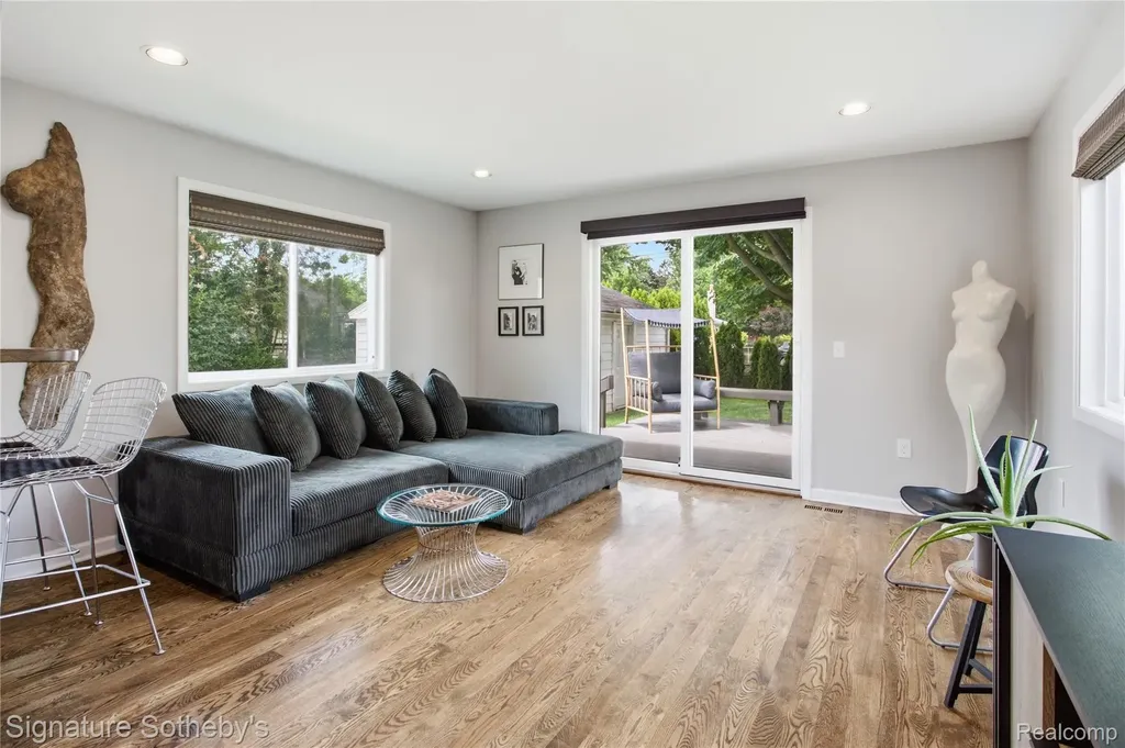 16908 Dunblaine Avenue Beverly Hills Village MI 48025