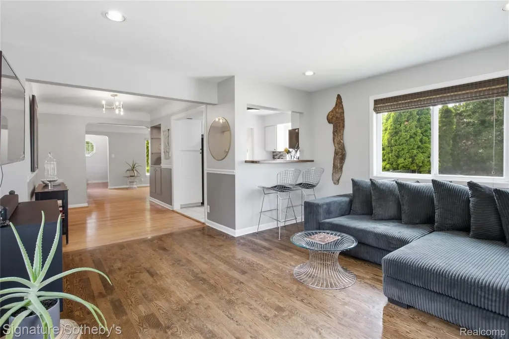 16908 Dunblaine Avenue Beverly Hills Village MI 48025