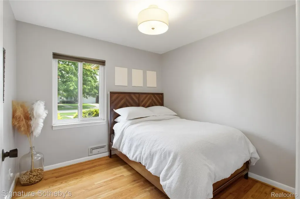 16908 Dunblaine Avenue Beverly Hills Village MI 48025