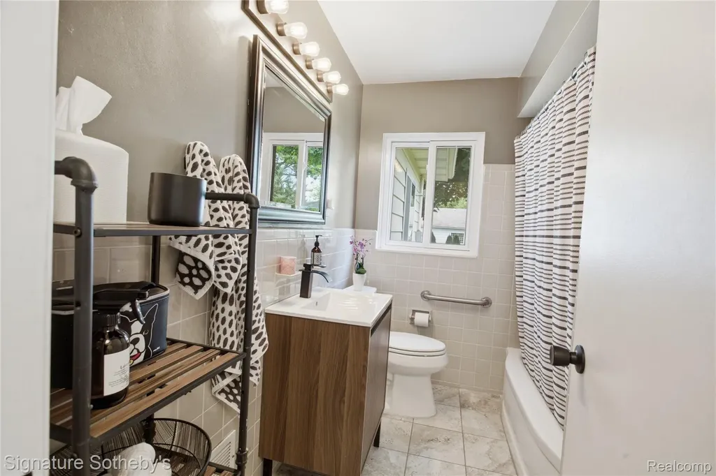 16908 Dunblaine Avenue Beverly Hills Village MI 48025