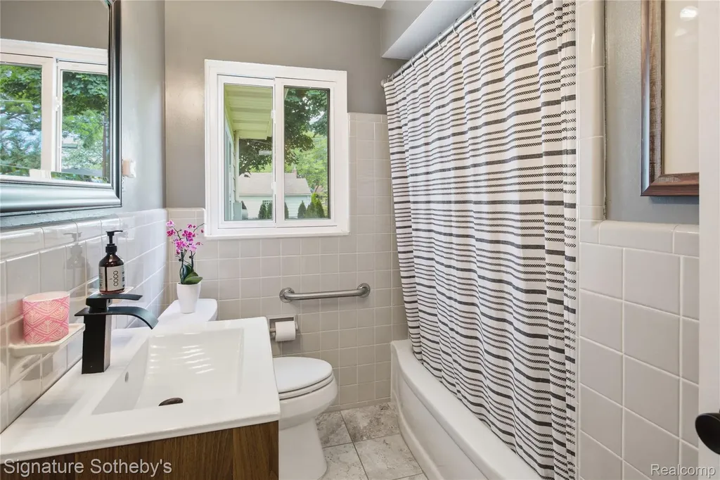 16908 Dunblaine Avenue Beverly Hills Village MI 48025